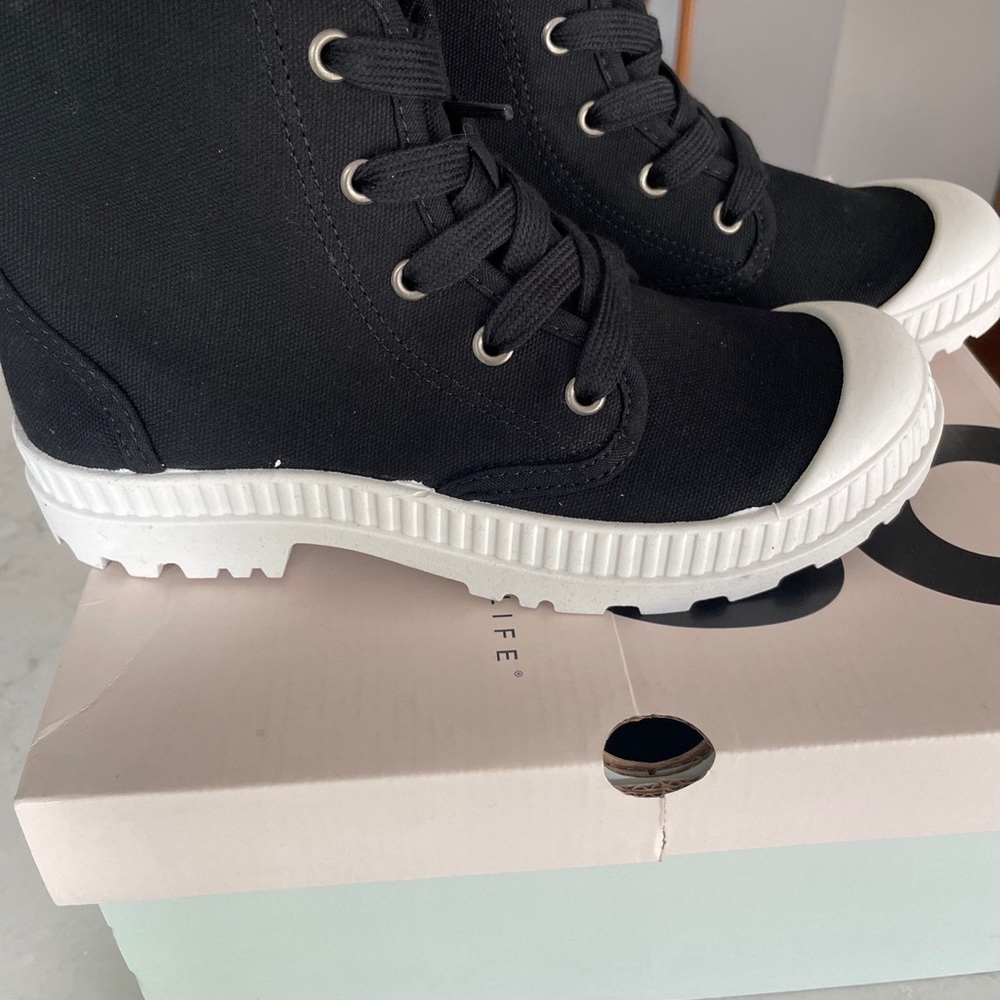 SO Sonoma Y2K Womens Dragonfruit Black White Hightop Sneakers Shoes New